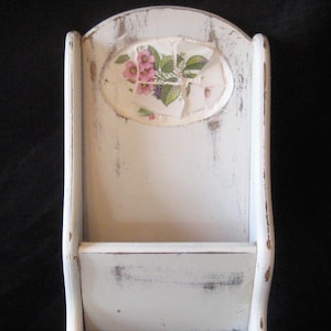 Porta-cartas de parede de madeira vintage, medalhão de mosaico de cerâmica branco envelhecido, ganchos para porta-chaves de escritório, reciclado único, decoração de casa de fazenda