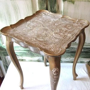 Vintage gold white accent table, made in Italy, Italian short decorative table plant stand, decorative ornate filigree scalloped curvy legs