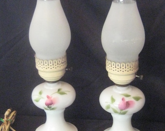 1950年代の美しいミルクガラス製テーブルランプ。手描きの花と金色の