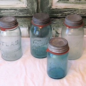 Antieke blauwglazen inmaakpotten, grijze zinken dekselpakkingen, Ball Atlas Mason-potten, 1 liter pint, begin jaren 1900, rustieke, primitieve boerderij