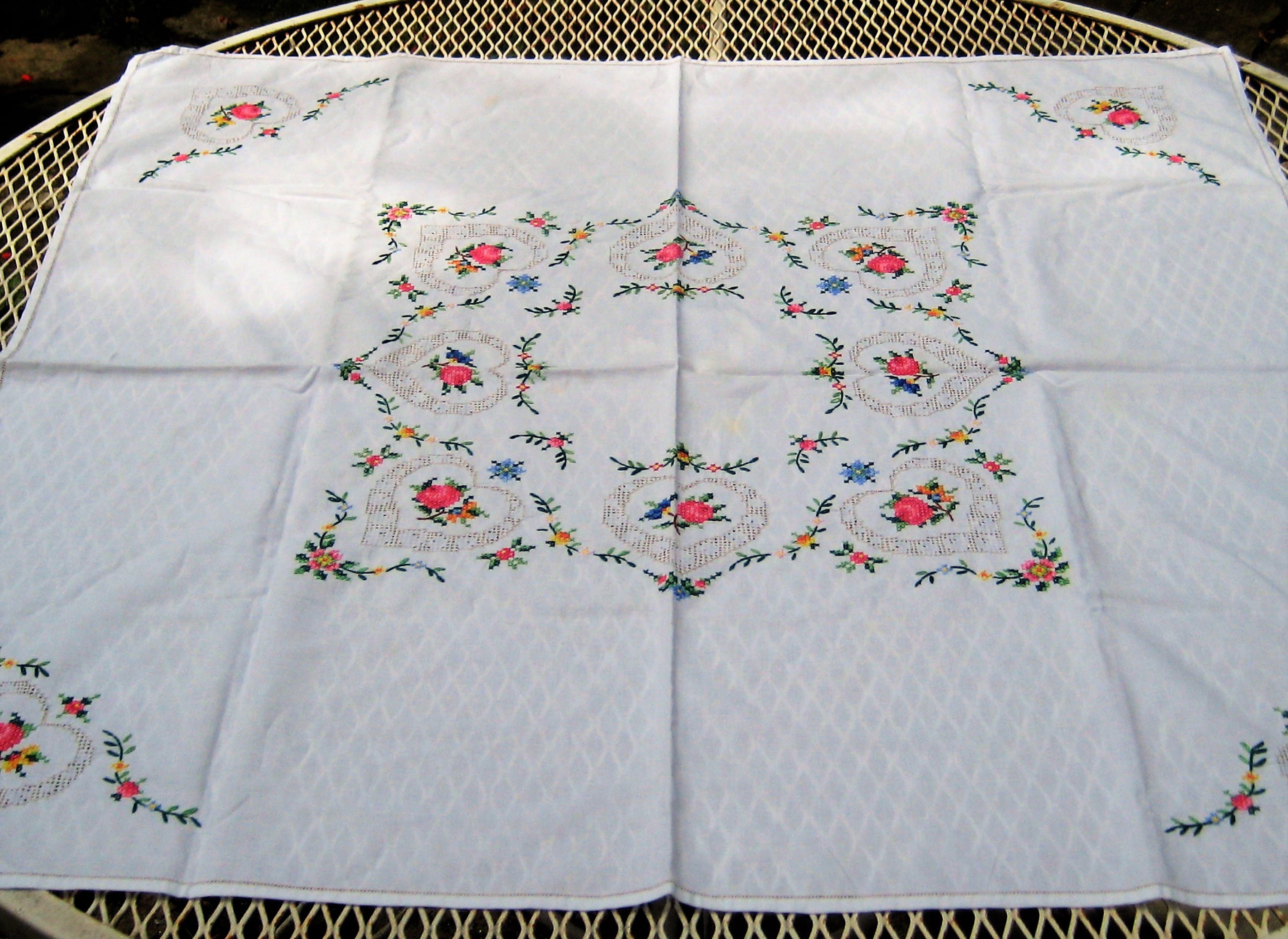 Lovely Beige Vintage Round Tablecloth Cross-Stitched Floral Pattern Eyelet  Bordr