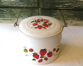 Vintage tinnen metalen emmer, middendraaggreep met deksel, met de hand geschilderde witte rode aardbeien ondertekend gedateerd 1978, ronde doos boerderij OOAK