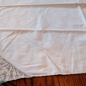 Crochet corners ivory beige luncheon tablecloth, small square cotton tablecloth with 4 cloth napkins, mid century 50s 60s, farmhouse decor