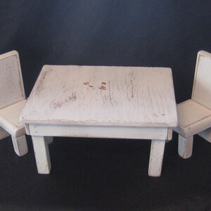 Jouet table et chaises en bois blanc, vintage fait main, rustique, vieilli, petite chaise de table de poupée, peint à la main, décoration cottage chic minable