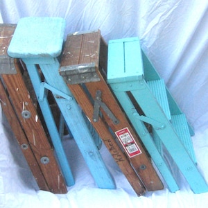 Vintage two foot wood ladder, brown beige turquoise mint green, wooden 2 foot ladder, plant stand, blue, 60s 70s, farmhouse decor