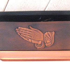 Servilletero de cobre vintage, decoración de cocina con manos en oración, década de 1970, Coppercraft Guild, fabricado en EE. UU., portacorreo de metal reutilizado.
