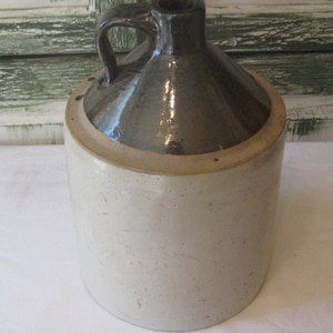 Antiga jarra de barro esmaltada com sal, recipiente para aguardente, grés marrom esmaltado, cinza claro, jarra de cerâmica pesada, decoração rústica de casa de fazenda primitiva