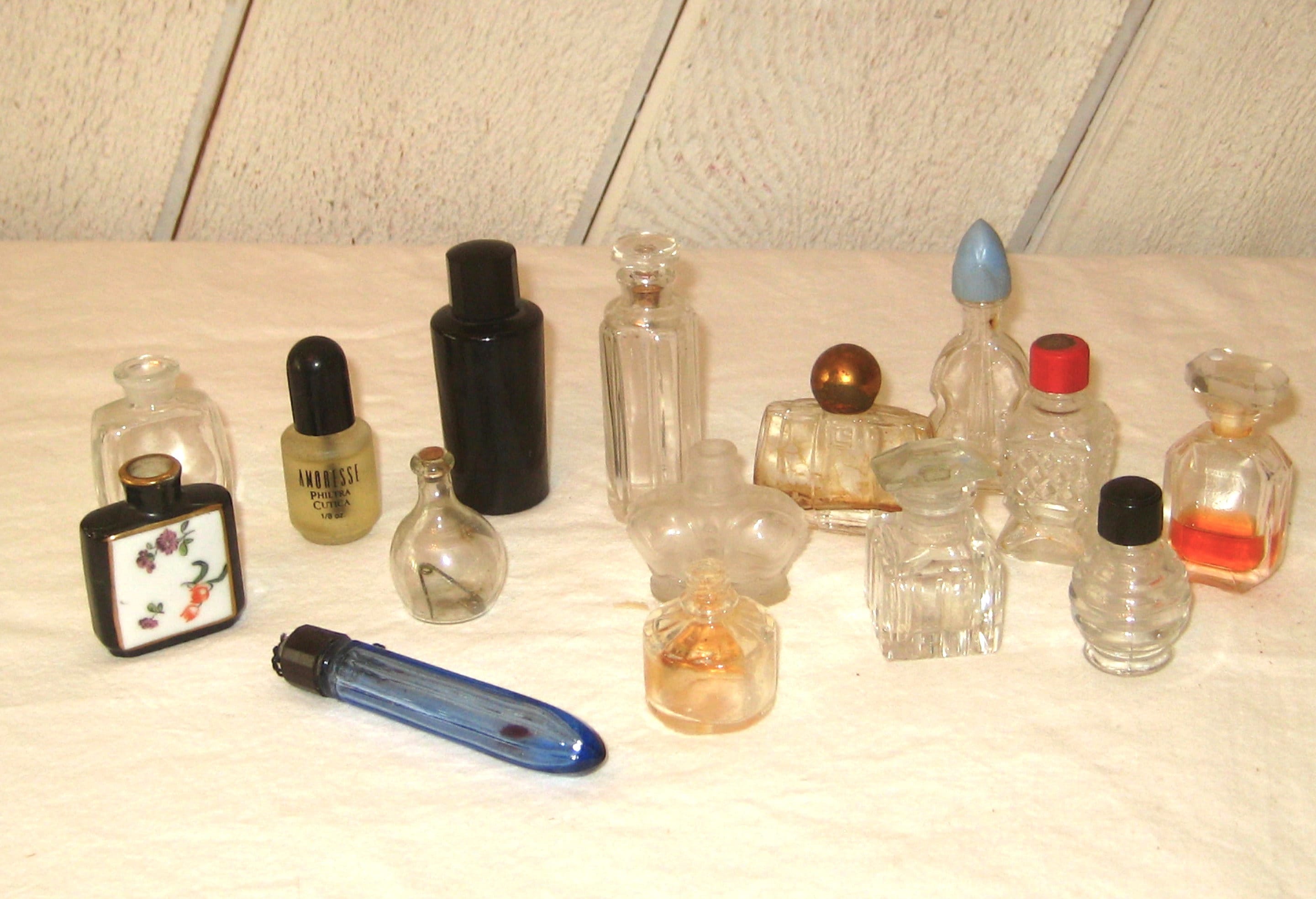 Antike Sammlung winziger Parfümflaschen, insgesamt 14, kobaltblaues Glas, asiatisch, Mitte des Jahrhunderts, 50er-60er-Jahre, viele Parfümflaschen aus der Sofortsammlung