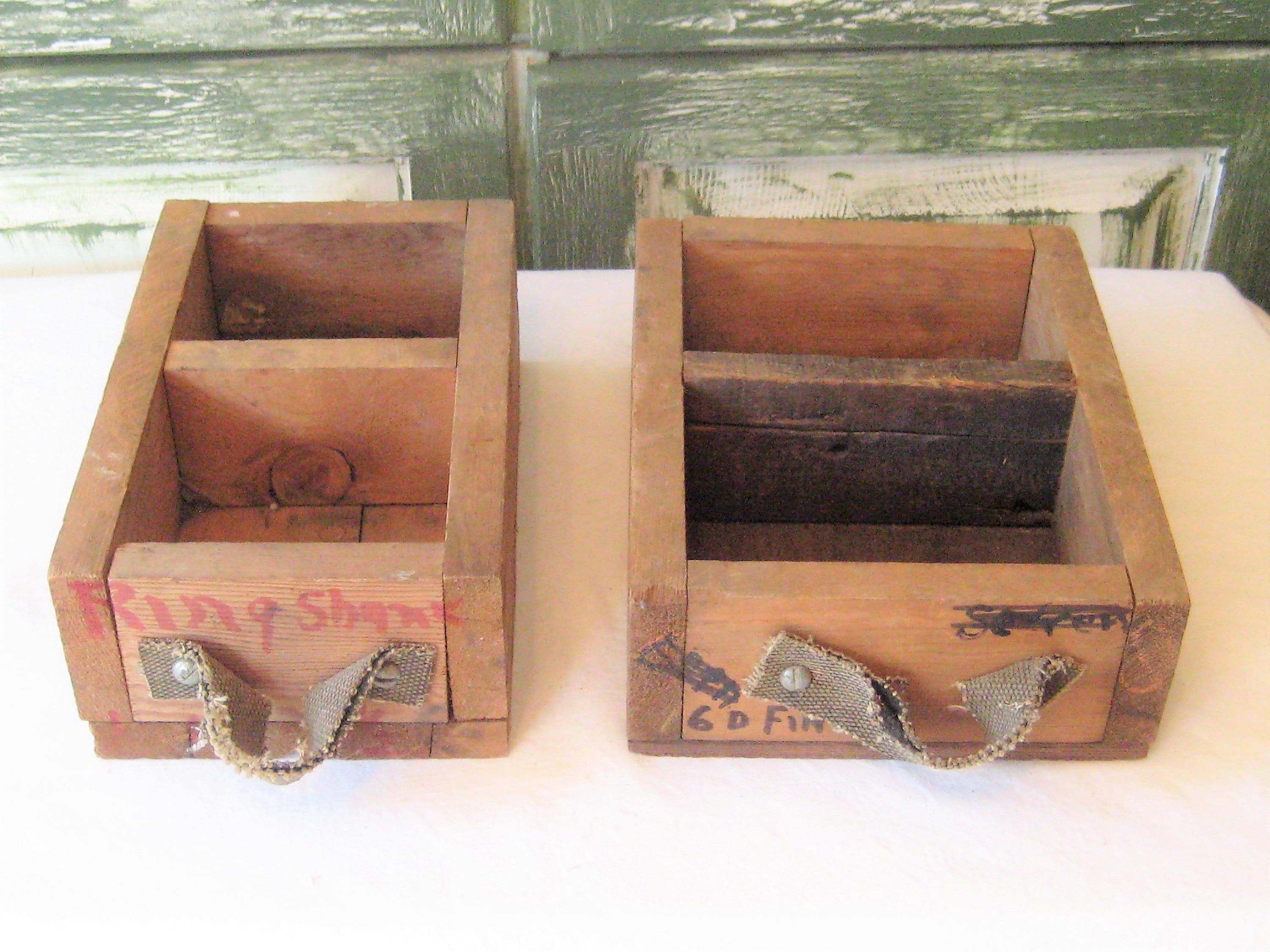 Cassette in legno a scomparti con scritte - Orissa Mobili Coloniali