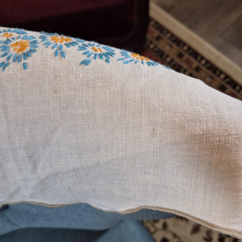 Vintage Hand Embroidered Tablecloth | Blue Daisy Wreath | 38 Inch ...