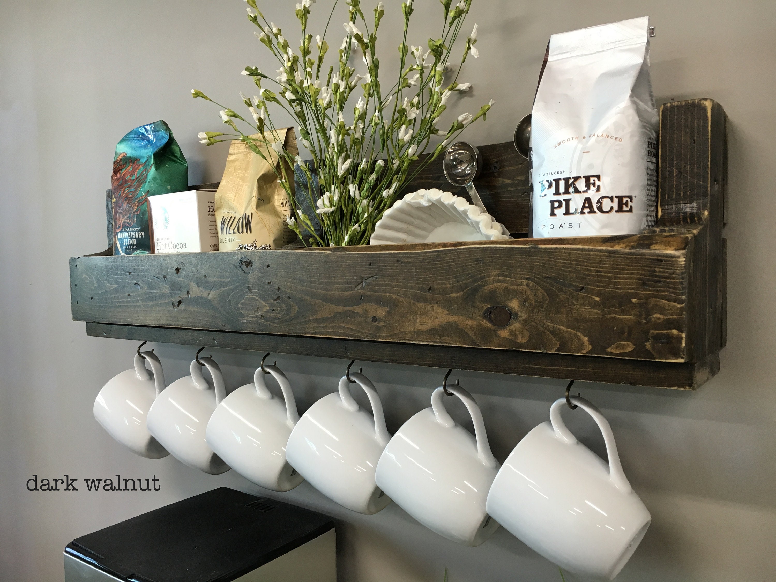 Shari Coffee Bar Shelf With Small Cup Hooks // Coffee Bar -   Zona  caffetteria a casa, Mobili fai da te design, Idea di decorazione