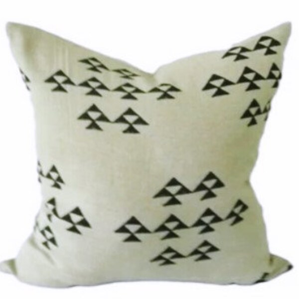 Cubierta de almohada impresa en bloque de mano en negro sobre lino natural