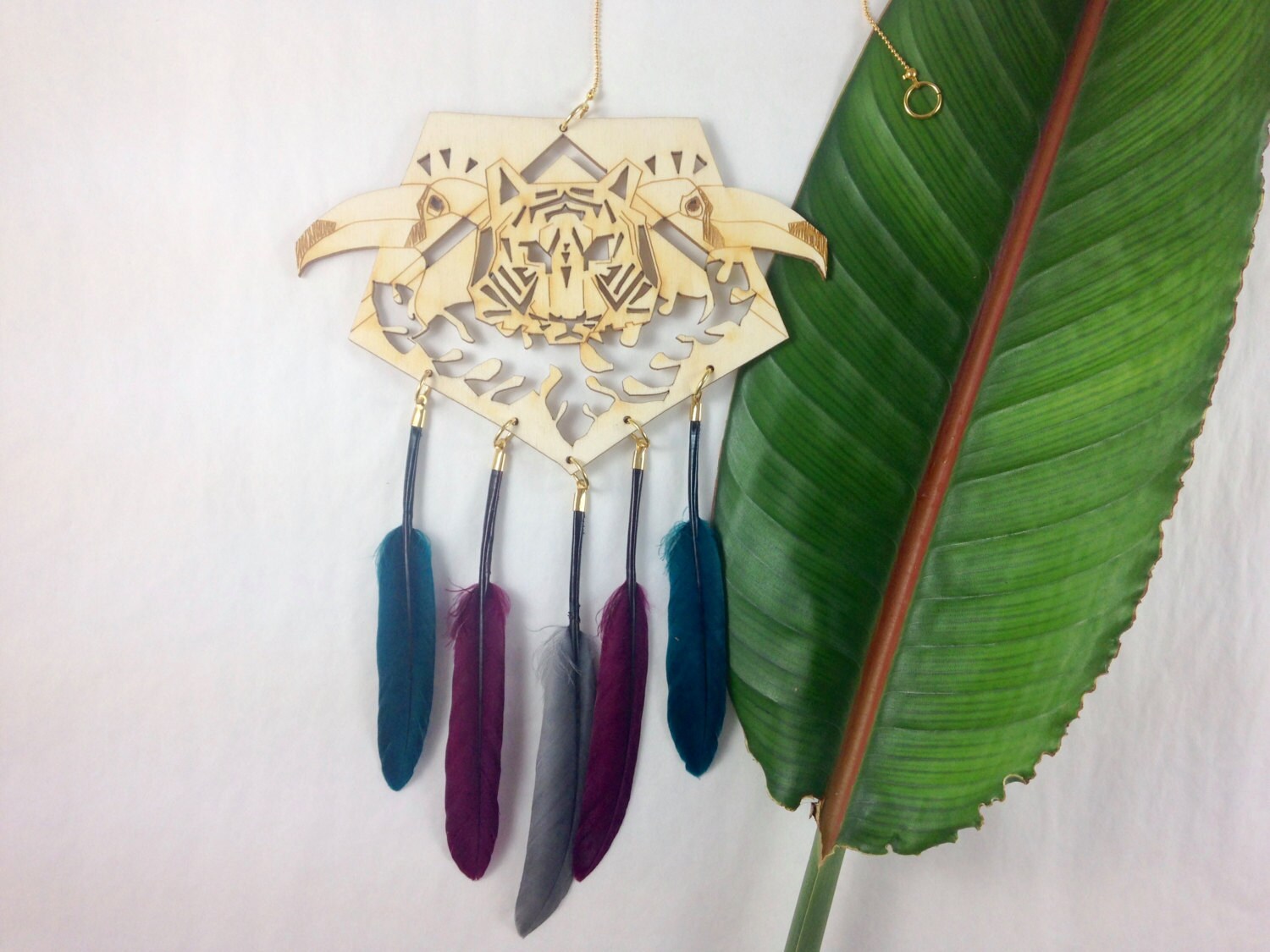 Suspension Jungle Bois Plumes et Métal Pétrole Aubergine Gris Décoration à Suspendre Découpée Gravée