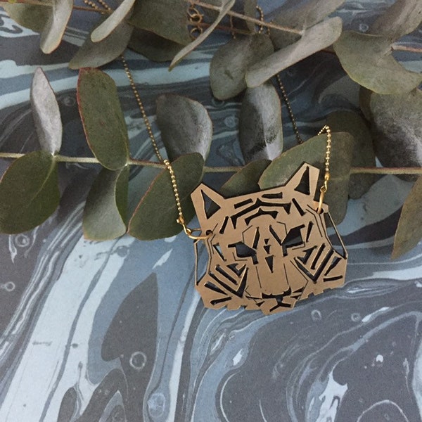 Collier Tigre, version dorée, collection Jungle. Plexiglas découpé gravé au laser et chaîne bille.