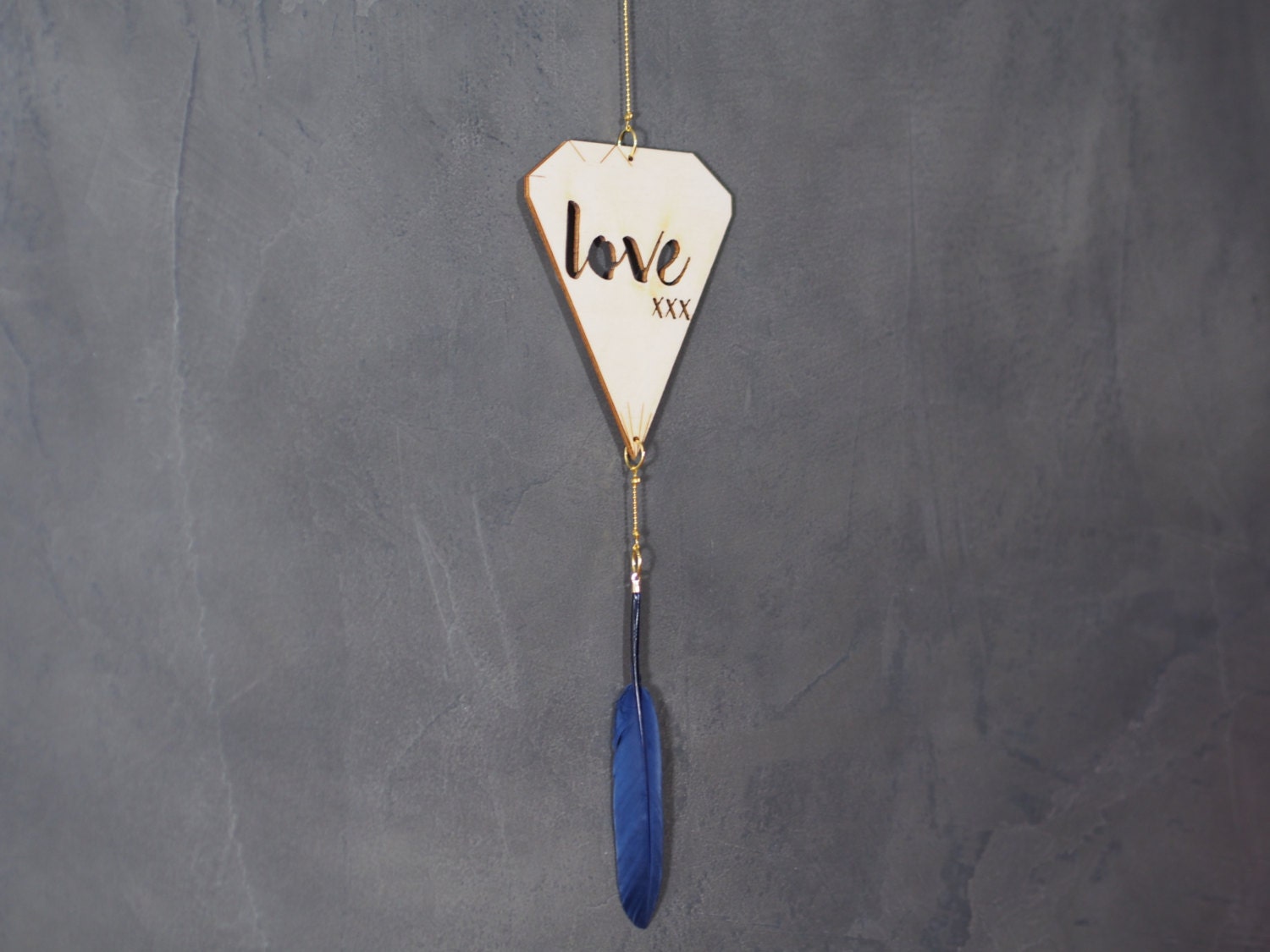 Suspension Love Bois Plume et Métal Bleu Nuit Décoration à Suspendre Découpée Gravée Au Laser Motif 