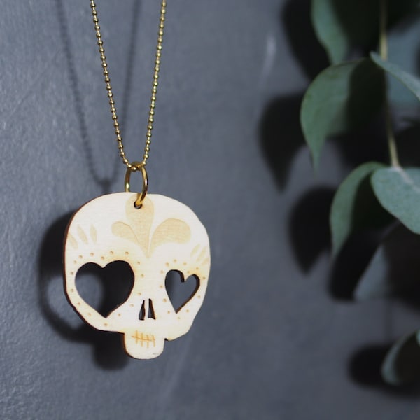 Collier sautoir Calavera, collection Tatou-sage. Bois découpé gravé au laser et chaîne bille. Tête de mort mexicaine