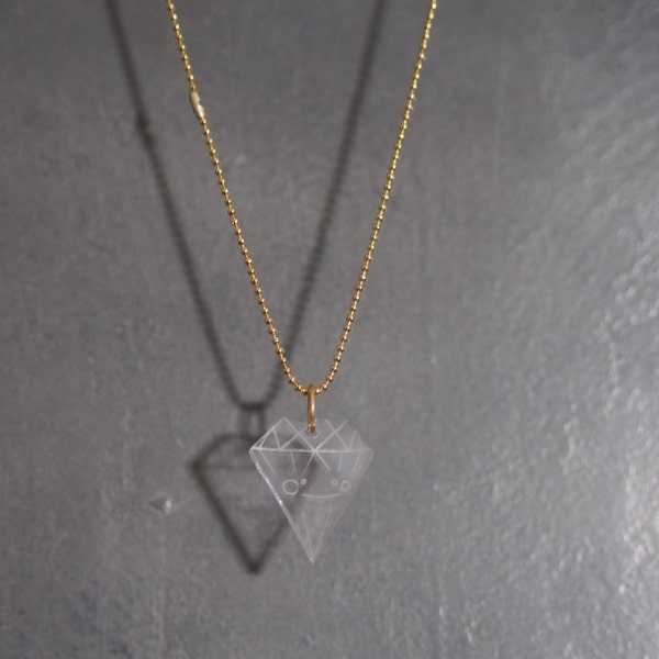 Collier Diamant, collection Tatou-sage. Plexiglas découpé gravé au laser et chaîne bille.