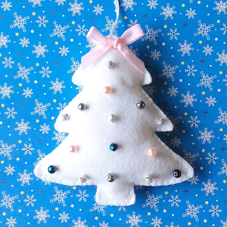 Easy felt Christmas tree sewing pattern.