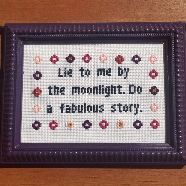 F Scott Fitzgerald Framed Cross Stitch Quote - "Mentir a mí a la luz de la luna. Hacer una historia fabulosa" Flappers y filósofos