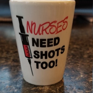 Las enfermeras necesitan disparos demasiado vidrio