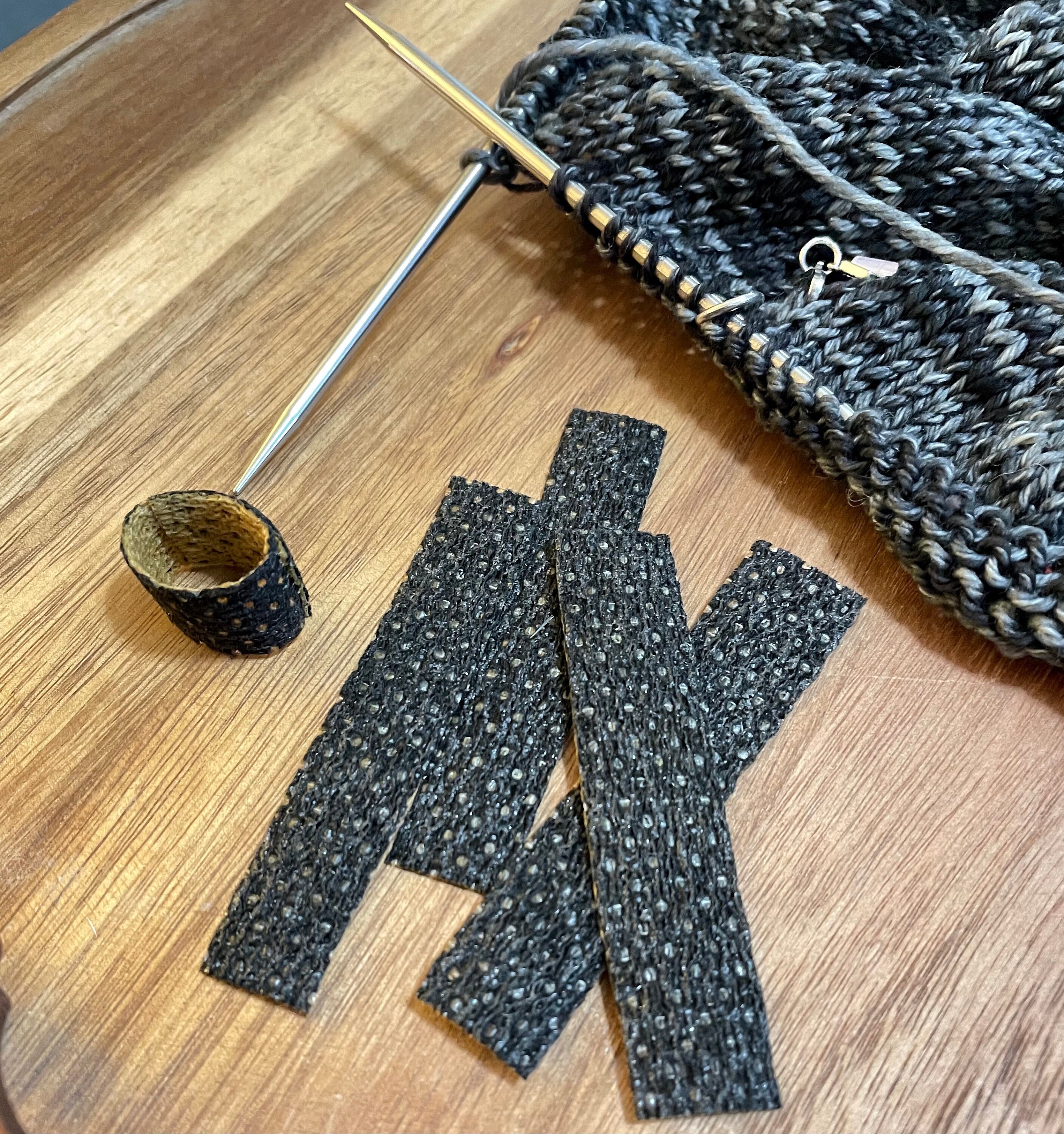 BESTOYARD Coil Thimble Wool Weaving Tool Knitting Ring Norwegian Knitting  Thimble Metal Yarn Guide Earth Tones Knitted Sweater