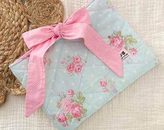 Custodia trapuntata floreale con fiocco – Custodia imbottita per la lettura – Protezione rosa pastello per libri tascabili e con copertina rigida