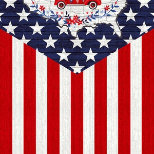 Peut inclure: Un motif patriotique rouge, blanc et bleu représentant une carte des États-Unis avec des feux d'artifice, un camion rouge et un chien. L'arrière-plan est un motif de grain de bois avec des rayures rouges et blanches.