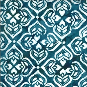Può includere: Tessuto batik blu turchese e bianco con un motivo floreale stilizzato che si ripete.