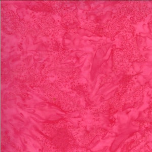 Könnte beinhalten: Ein lebendiger, strukturierter Stoff in einem leuchtenden Pinkton. Das Material weist ein gesprenkeltes Muster mit helleren und dunkleren Bereichen auf, wodurch ein dynamischer visueller Effekt entsteht. Die Oberfläche des Stoffes erscheint leicht unregelmäßig.