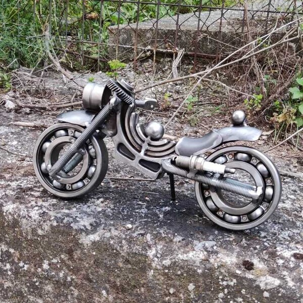 Art miniature unique de moto en métal de récupération.