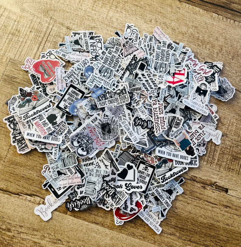 K&ouml;nnte beinhalten: Eine gro&szlig;e Sammlung von Buch-Stickern in Schwarzwei&szlig; mit einigen roten Akzenten. Die Sticker zeigen verschiedene Buch-bezogene Zitate und Illustrationen, darunter einen Sch&auml;del, einen B&uuml;cherwurm und ein Herz.