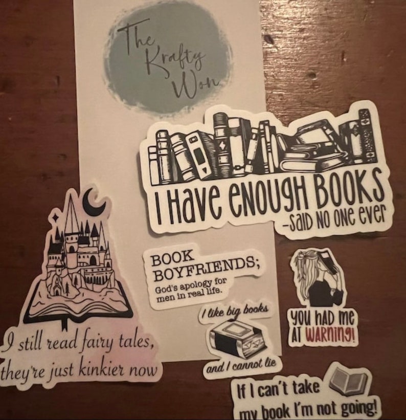 K&ouml;nnte beinhalten: Ein Set mit neun Aufklebern mit Buchmotiven. Die Aufkleber sind in Schwarzwei&szlig; auf wei&szlig;em Hintergrund gedruckt. Die Aufkleber enthalten Zitate &uuml;ber B&uuml;cher, wie zum Beispiel "Ich habe genug B&uuml;cher - das hat noch nie jemand gesagt" und "Ich mag gro&szlig;e B&uuml;cher und ich kann nicht l&uuml;gen".