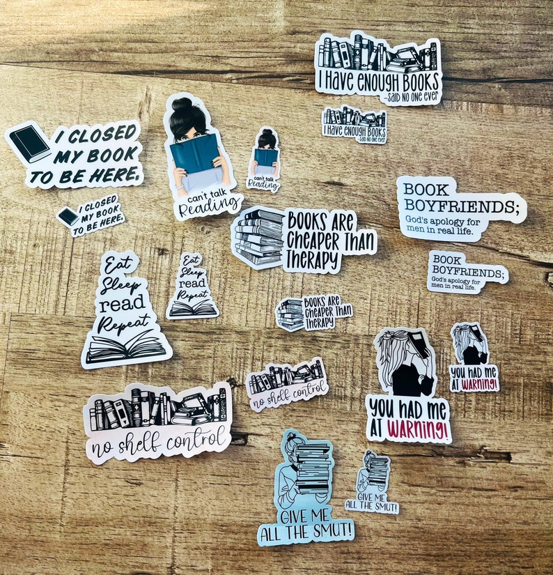 K&ouml;nnte beinhalten: Eine Sammlung von Buch-Sticker mit verschiedenen Designs und Spr&uuml;chen. Einige Sticker zeigen Illustrationen von B&uuml;chern, w&auml;hrend andere Text wie "Ich habe mein Buch geschlossen, um hier zu sein", "B&uuml;cher sind g&uuml;nstiger als Therapie" und "Du hattest mich bei der Warnung!" enthalten.