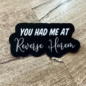 Könnte beinhalten: Schwarz-weißer Aufkleber mit dem Text "You had me at Reverse Harem".