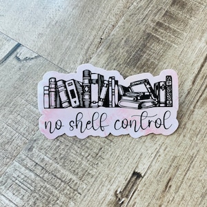 Może przedstawiać: Biała naklejka z różowym akwarelowym tłem przedstawiająca czarną sylwetkę stosu książek i tekst "no shelf control".