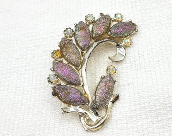 Broche vintage de hoja de lavanda: cristal iridiscente y pedrería, bisutería dorada.