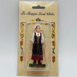 Vintage Scandinavian Norwegian Collectible Bunad Magnet - Vest Telemark lady