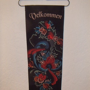 Scandinavian Norwegian Rosemaling Velkommen til vart Hjem Wall Hanging Polyester 25&quot;x9&quot;