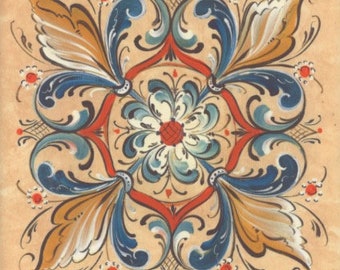 Puede incluir: Obra de arte cuadrada con un diseño floral simétrico en tonos azules, naranjas y rojos sobre un fondo beige. La flor central está rodeada de hojas y volutas estilizadas. Pequeños acentos de flores rojas se colocan alrededor de los bordes.