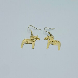 Pendientes suecos con forma de caballo de Dala. Disponibles en plata u oro.