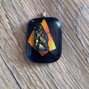 Großer handgefertigter Dichroic Glasanhänger mit einer Sterling Silber Öse, Schmuckunikat