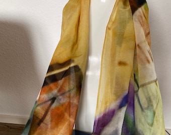 Weicher Schal als Kunstunikat in warmen Gelb mit Kunstmotiv Würfelspiele