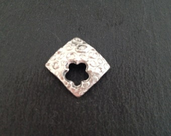 Lovely  99,9 % silver pendant in a square cut, lovely shape and structure, very trendy, eyecatcher,