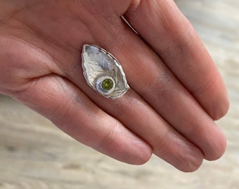 Handgefertigter  Silberanhänger in Blattform mit echtem  Peridot Juwel