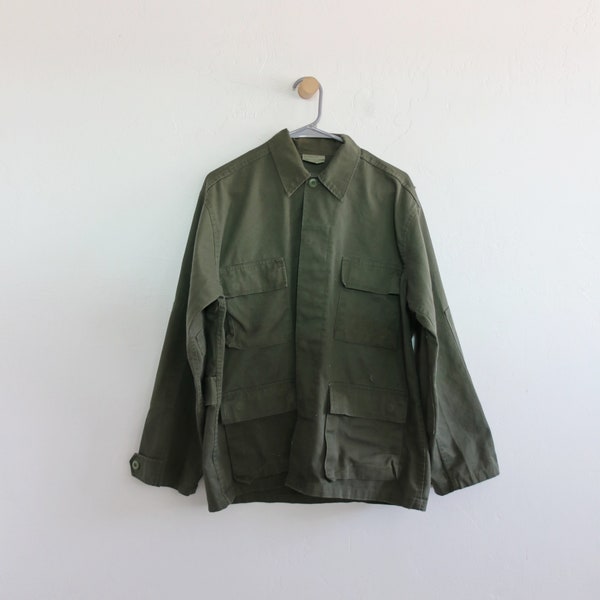 Veste boutonnée vert militaire moyenne