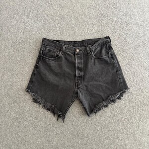 Pantalones cortos Levis 501 negros desgastados de talle alto con cierre de botones, talla 32