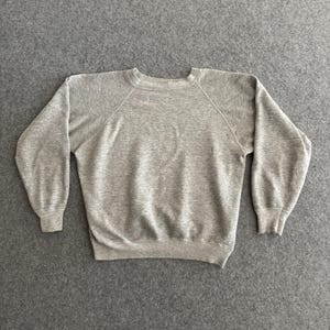70s Gray Heather Raglan Athletic Sweatshirt Medium