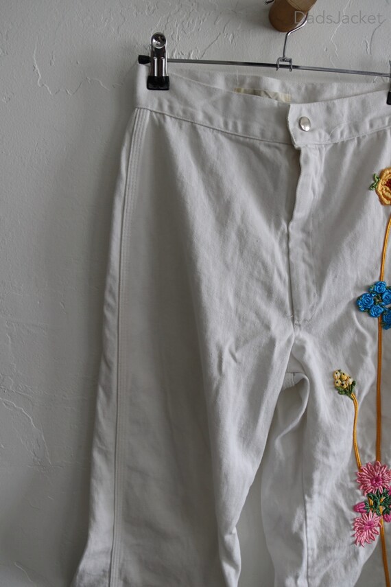 【GRAVER】White Flower Dot Embroidered Clip Bootcut Pants 00000000_zi_4accdca7-4fa6-4eb8