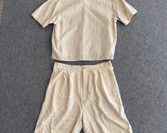 Crèmekleurig linnen tweedelig setje uit de jaren 90, bestaande uit een shirt en shorts (maat 30 inch).