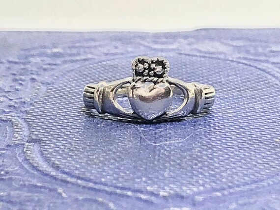 Vintage Irish Claddagh Ring Marked 925 Silver Siz… - image 5